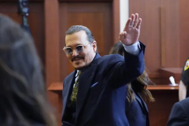 الممثل الأميركي جوني ديب يغادر قاعة المحكمة في فيرجينيا (أ.ب)