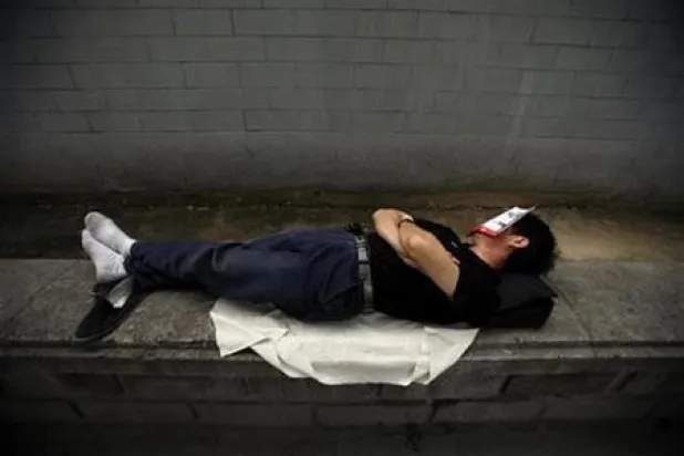 عندما لا يتلقى البالغون القدر الموصى به من النوم فقد يواجهون مشاكل في التركيز (أرشيفية-رويترز)