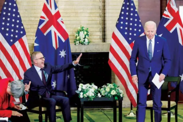 ٹوکیو میں کوارٹیٹ سمٹ کے موقع پر جو بائیڈن کو آسٹریلیا کے وزیر اعظم انٹونی البانی کے ساتھ مذاق کرتے ہوئے دیکھا جا سکتا ہے (رائٹرز)