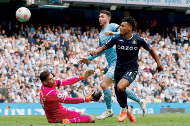 واتكينز كان مصدر خطورة على مرمى سيتي الذي فاز بلقب الدوري بعد هذه المباراة (رويترز)