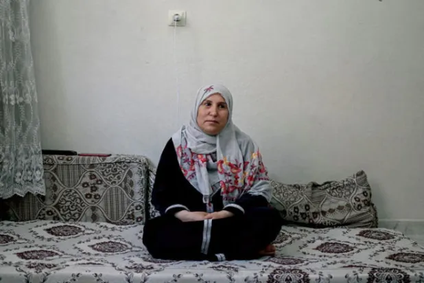 السورية سميرة (44 عاماً) وهي واحدة من مئات آلاف السوريين الذين لجأوا الى محافظة شانلي أورفا التركية، قالت لوكالة الصحافة الفرنسية: «لا أفكّر في العودة (إلى الغوطة الشرقية قرب دمشق)... لقد دمّروا منزلنا. الوضع سيّئ هناك» (أ.ف.ب)