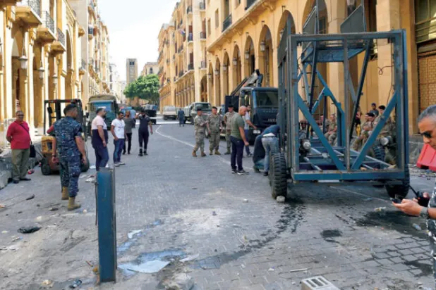 عمليات تنظيف في محيط مقر البرلمان اللبناني تمهيداً لجلسة انتخاب رئيس المجلس ونائبه (إ.ب.أ)