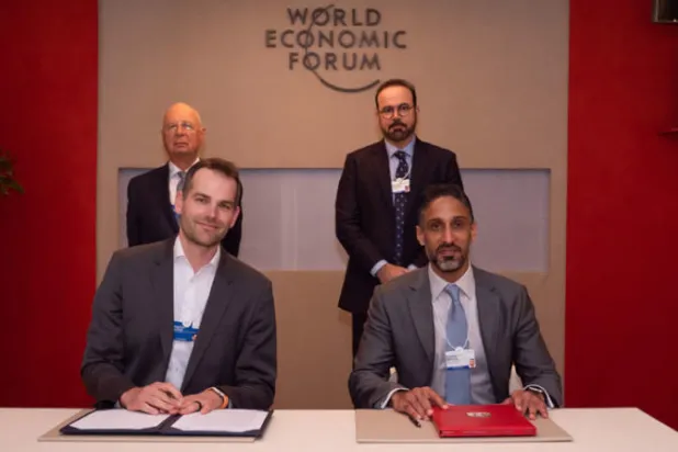 جانب من توقيع الاتفاقيات الاماراتية في دافوس («الشرق الاوسط»)