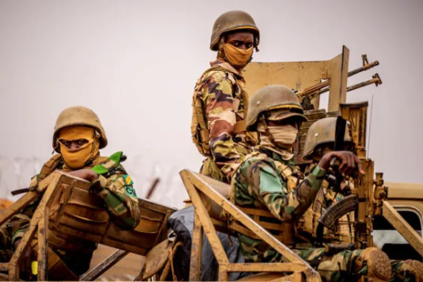 جنود نيجيريون يغادرون معسكر بوندسوير في تيليا خلال زيارة قام بها المستشار الألماني أولاف شولتز إلى قاعدة العمليات الخاصة المشتركة التابعة لقوة العمليات الخاصة المشتركة التابعة للاتحاد الأوروبي (د.ب.أ)