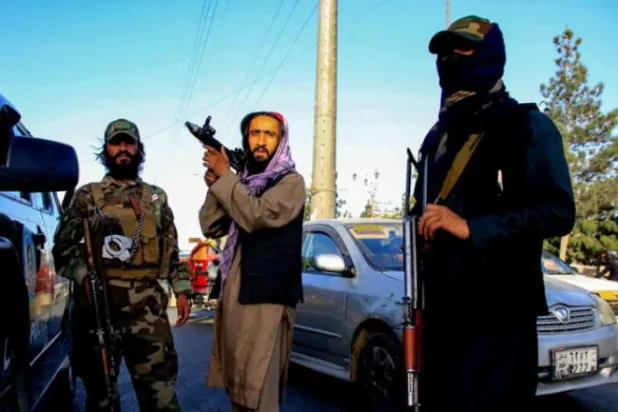 Taliban unsurları önceki gün Kabil Havalimanı yakınlarında bir kişinin öldüğü, iki kişinin yaralandığı patlama olayıyla ilgili incelemelerde bulunuyor (EPA)