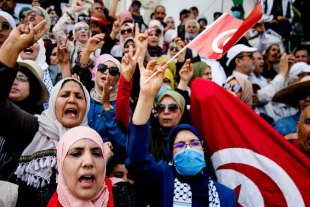 جانب من مظاهرات نظمها تونسيون وسط العاصمة للمطالبة بالتشغيل والتنمية (أ.ب)