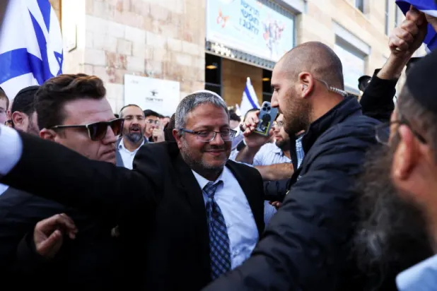 النائب الإسرائيلي المتطرف إيتمار بن غفير يشارك في تجمع حاشد في القدس إبريل الماضي (رويترز)