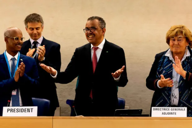 غيبريسوس محتفلاً بإعادة انتخابه أمس (أ.ب)