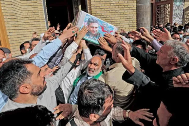 تہران میں کل ایک سرکاری جنازے کی تقریب میں سوگواروں کو "قدس فورس" کے رہنما کی میت لے جاتے ہوئے دیکھا جا سکتا ہے (اے ایف پی)