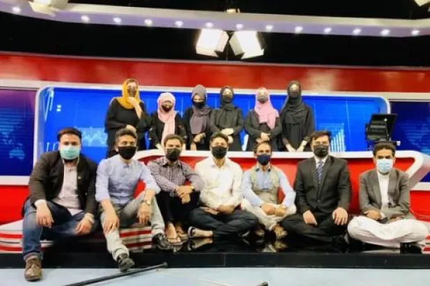 مذيعو شبكة «طلوع نيوز» يظهرون بالأقنعة السوداء (إ.ب.أ)