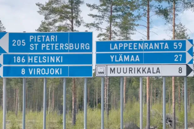 لافتات في منطقة فاليما تُظهر المسافة التي تفصل المنطقة الحدودية عن هلسنكي ومدينة سان بطرسبورغ الروسية (الشرق الأوسط)