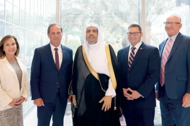 صورة تذكارية لأمين عام {الرابطة} مع وفد الكونغرس الأميركي (واس)