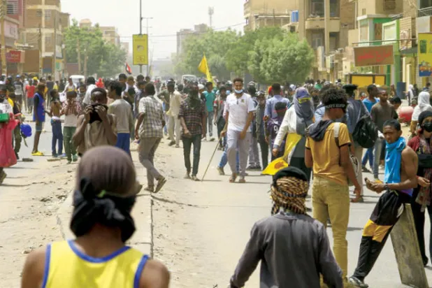 جانب من احتجاجات نظمها سودانيون وسط الخرطوم الخميس الماضي احتجاجاً على حكم العسكر (أ.ف.ب)