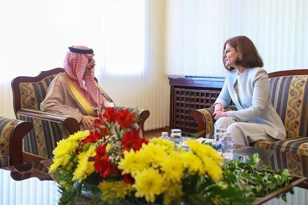 الأمير فيصل بن فرحان خلال اجتماعه مع تيودورا جينشوفسكا في صوفيا (واس)
