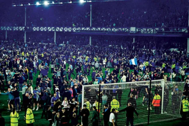 جماهير إيفرتون اقتحمت الملعب بعد  الفوز على كريستال بالاس وضمان البقاء في الأضواء (أ.ف.ب)