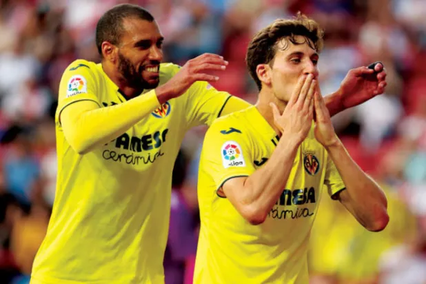 باو توريس (يمين) تلاحقه العيون بعد التألق مع فياريال في دوري أبطال أوروبا (إ.ب.أ)