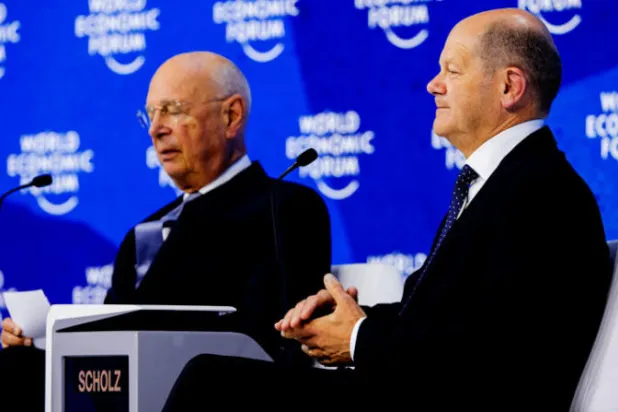 مؤسس «دافوس» كلاوس شواب والمستشار الألماني أولاف شولتس في جلسة أمس (د.ب.أ)