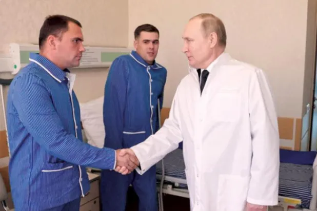 کل پوٹن کو یوکرین میں لڑائی کے دوران زخمی ہونے والے فوجیوں کو ماسکو کے ایک ہسپتال میں عیادت کرت ہوئے دیکھا جا سکتا ہے (اے ایف پی)