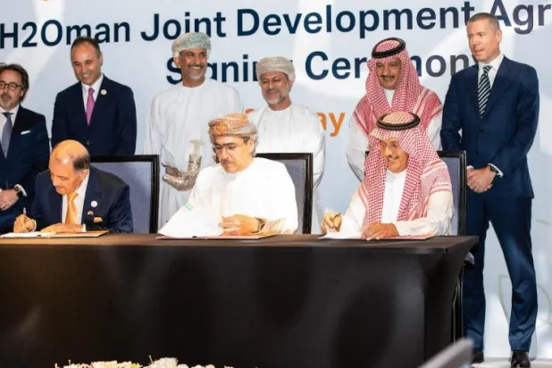 جانب من توقيع الاتفاقية (الشرق الأوسط)