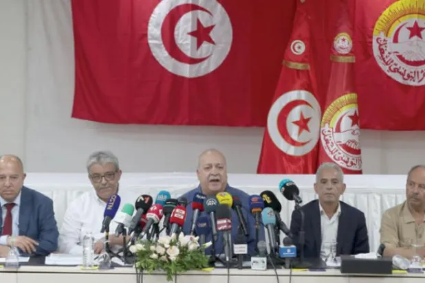 Tunus Genel İşçi Sendikası Sözcüsü Sami et-Tahiri dün başkent Tunus’ta basın toplantısı düzenledi. (EPA)