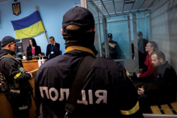 الجنديان ألكساندر ألكسيفيتش وألكساندر فلاديميروفيتش خلال محاكمتهما بوصفهما «مجرمي حرب» في كوتيلفا شمال شرقي أوكرانيا (أ.ب)