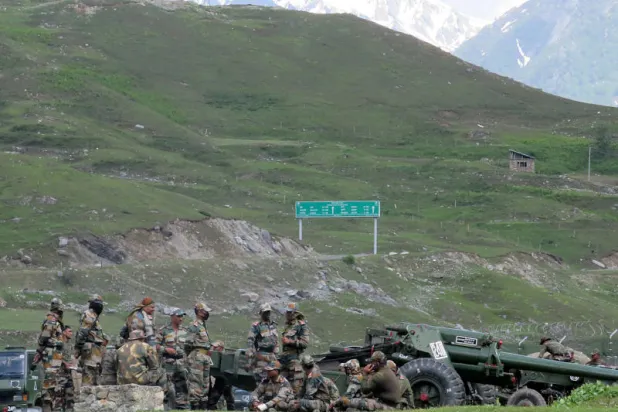 جنود هنود بالقرب من الحدود مع الصين (رويترز)