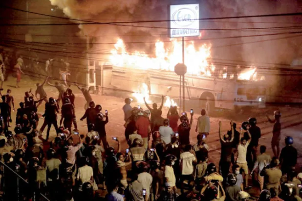 الاضطرابات الاحتجاجية تجتاح الشوارع في سريلانكا (رويترز)