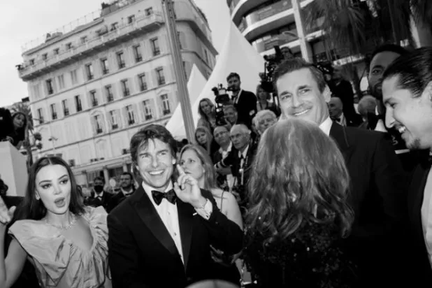 توم كروز مع فريق فيلمه «توب غن: مافيريك» أثناء عرضه في مهرجان «كان» (أ.ب)