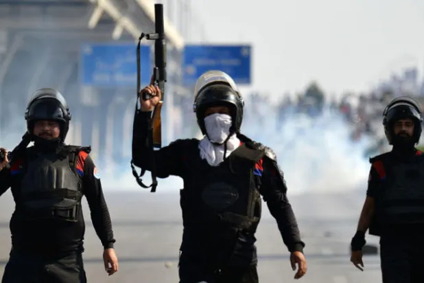 رجال شرطة باكستانيون بعد إطلاق قذائف الغاز المسيل للدموع على أنصار رئيس الوزراء الباكستاني السابق عمران خان خلال مسيرة احتجاجية في روالبندي اول من أمس "  ا ف ب "