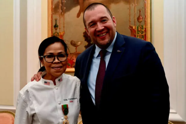 كريستيتا كومرفورد في لقطة تذكارية مع غيّوم غوميز الممثل الشخصي للرئيس ماكرون لشؤون فن الطهو (ا.ف.ب)