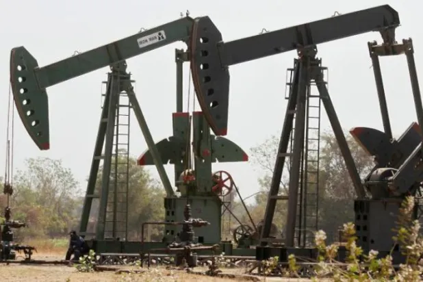 Hindistan'da bir petrol sahası (Reuters)
