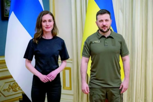 یوکرین کے صدر ولادیمیر زیلنسکی اور فن لینڈ کی وزیر اعظم سانا مارین کو کل کیف میں ملاقات کے دوران دیکھا جا سکتا ہے (رائٹرز)
