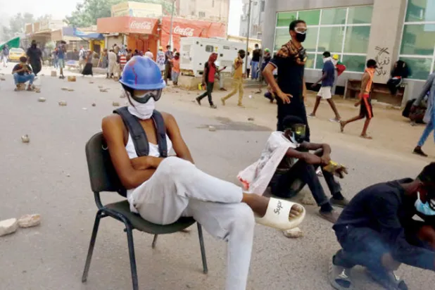 محتجون سودانيون خلال مسيرة للمطالبة بالحكم المدني في الخرطوم يوم الخميس (رويترز)