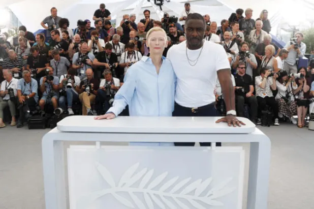 تيلدا مع إدريس إلبا في مهرجان كان (إ.ب.أ)