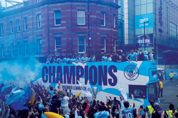 في حافلة مفتوحة جابت مدينة مانشستر احتفل سيتي وجماهيره بحصد لقب الدوري (رويترز)