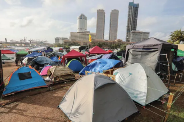 اعتصامات أمام الرئاسة السريلانكية للمطالبة باستقالة الرئيس اعتراضاً على الوضع الاقتصادي (إ.ب.أ)