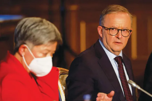 رئيس الوزراء الاسترالي أنتوني ألبانيزي مع وزيرة خارجيته بيني وونغ خلال قمة «كواد» الرباعية في طوكيو (رويترز)