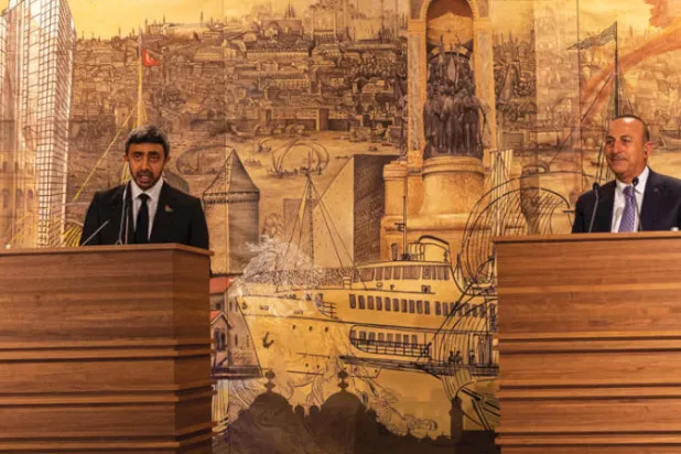 جانب من المؤتمر الصحافي الذي عقده وزيرا الخارجية الإماراتي والتركي في إسطنبول الجمعة (رويترز)