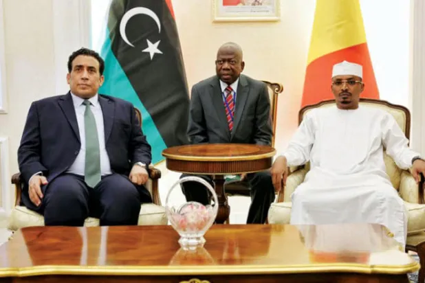 المنفي خلال لقائه ديبي رئيس تشاد على هامش القمة الاستثنائية الـ15 لمؤتمر رؤساء الدول والحكومات الأفريقية (المجلس الرئاسي)