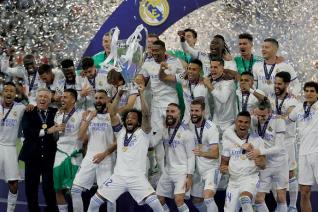مارسيلو قائد الريال يرفع الكأس الأوروبية بين زملائه في آخر إنجاز له قبل الرحيل (إ.ب.أ)