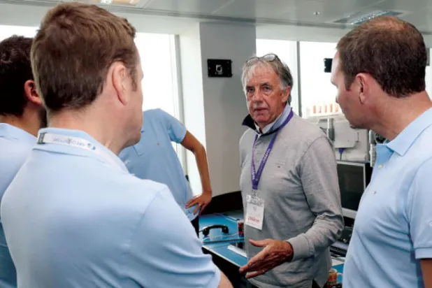 مارك لورنسون أحد أقطاب التحليل الرياضي مع فريقه الاعلامي داخل الاستديو (غيتي)