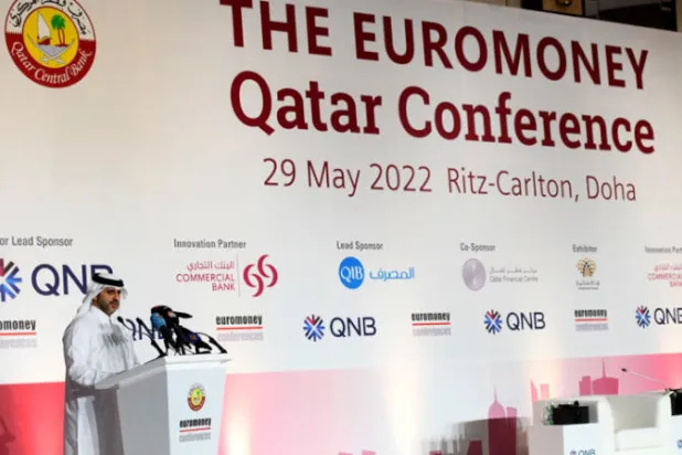 محافظ مصرف قطر المركزي الشيخ بندر بن محمد بن سعود آل ثاني خلال القاء كلمته في مؤتمر اليوروموني الذي افتتح أمس في الدوحة (الشرق الأوسط)
