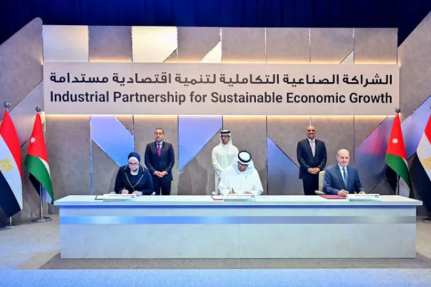 منصور بن زايد يتوسط رئيسي مجلس الوزراء في الأردن ومصر فيما ممثلو الأطراف يوقعون الشراكة (وام)