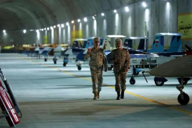 چیف آف سٹاف محمد باقری اور میجر جنرل عبد الرحیم موسوی کے خفیہ اڈے پر کل ایرانی فوج کی طرف سے نشر کی گئی تصویر دیکھی جا سکتی ہے (ای پی اے)