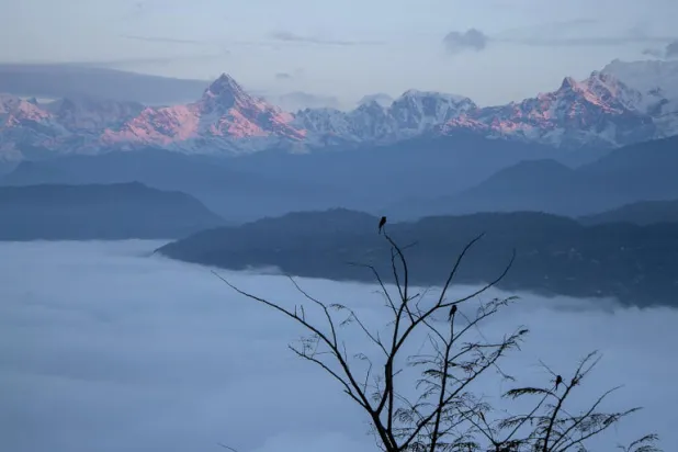 منظر عام لسلسلة جبلية في نيبال حيث تم فقدان الطائرة (أ.ب)