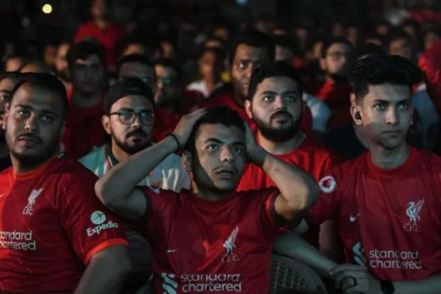 
مصری ها در حال تماشای بازی لیورپول و رئال مادرید در قاهره (AFP)
