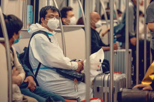 صينيون اثناء تنقلهم في مترو الأنفاق في شنغهاي أمس (إ.ب.أ)