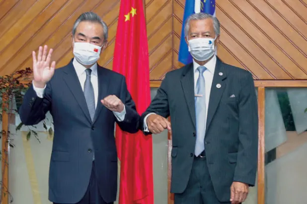 وزير الخارجية الصيني والأمين العام لمنتدى جزر الهادئ في فيجي 29 مايو (أ.ب)