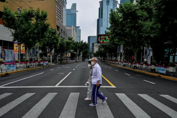 توقعت «موديز إنفستورز» أن تضر عمليات الإغلاق التي يتم فرضها في الصين بزخم النمو في البلاد (أ.ف.ب)