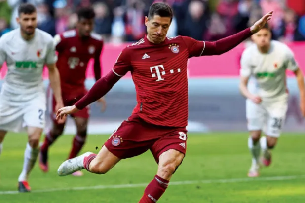 ليفاندوفسكي هداف البايرن التاريخي أغلق أبواب مفاوضات التجديد معلناً رغبته في الرحيل (أ.ف.ب)